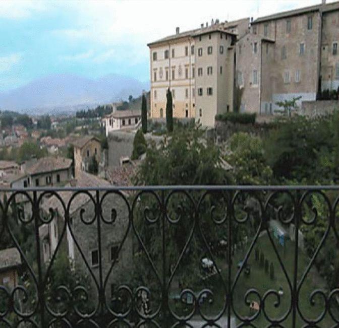 Palazzo Dragoni Hotel Spoleto Exterior photo