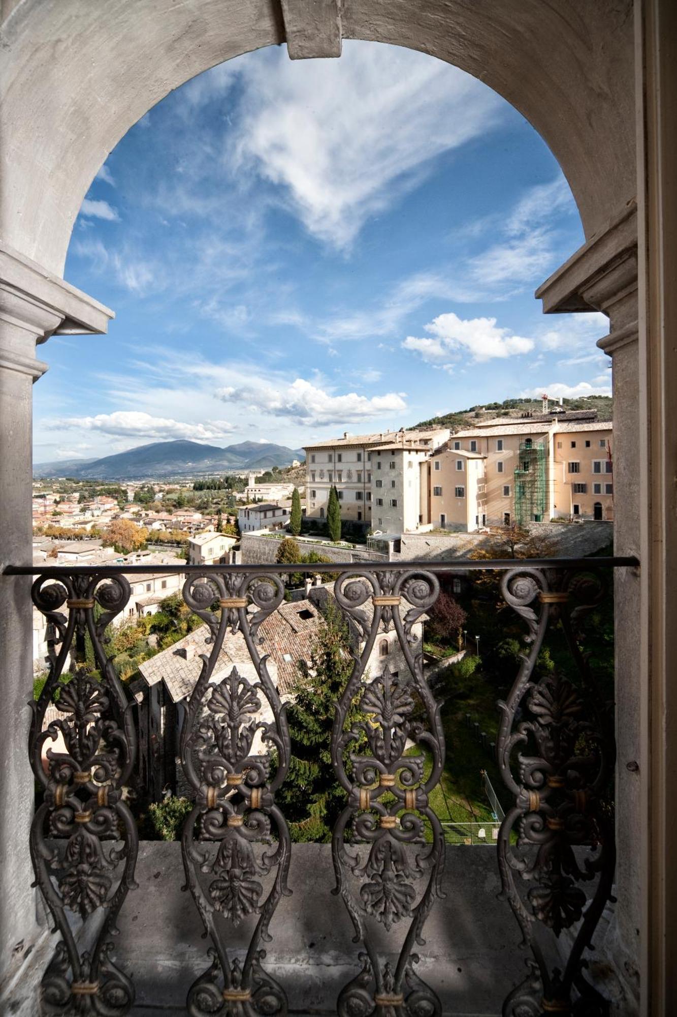 Palazzo Dragoni Hotel Spoleto Exterior photo