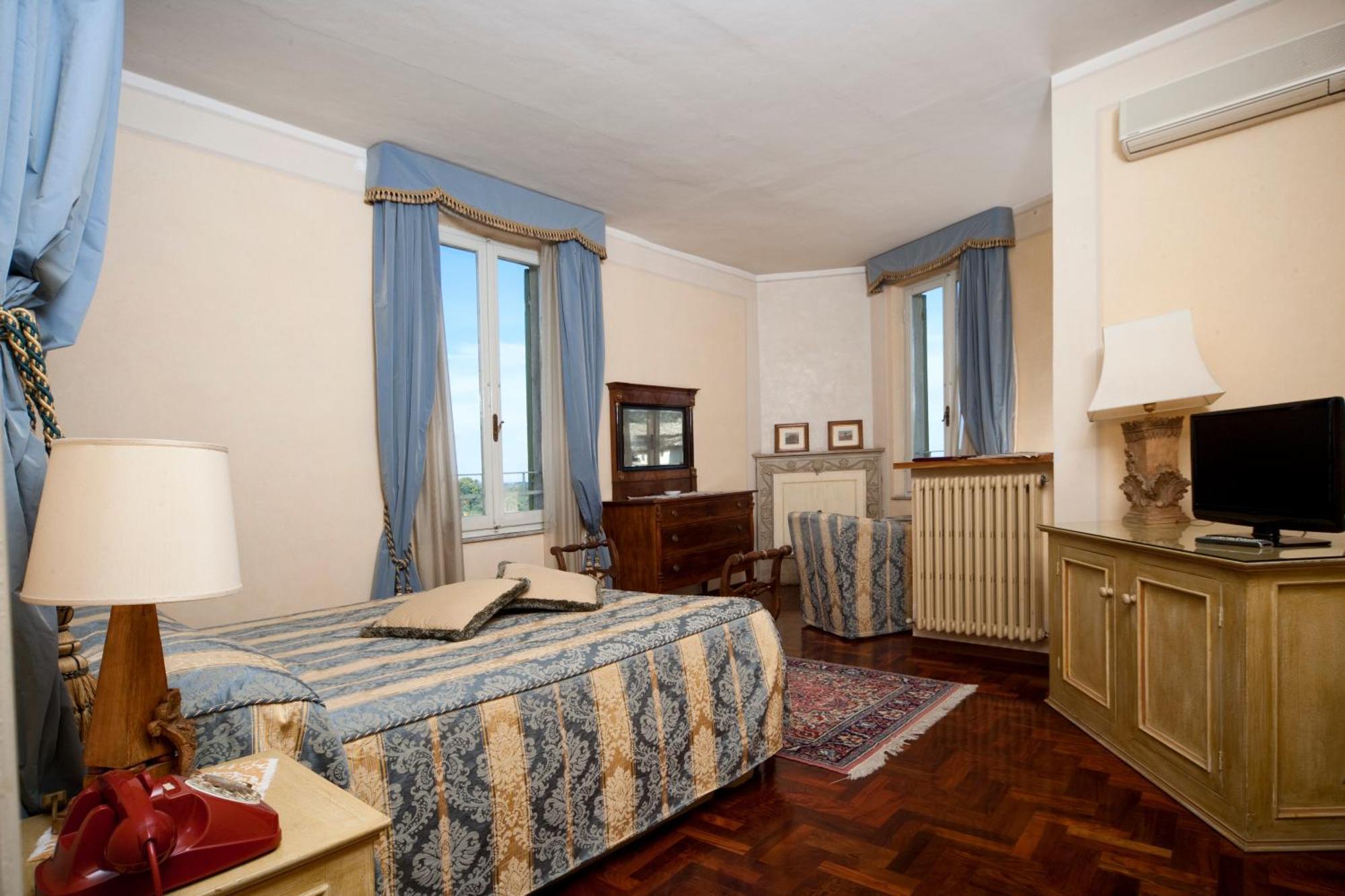Palazzo Dragoni Hotel Spoleto Exterior photo