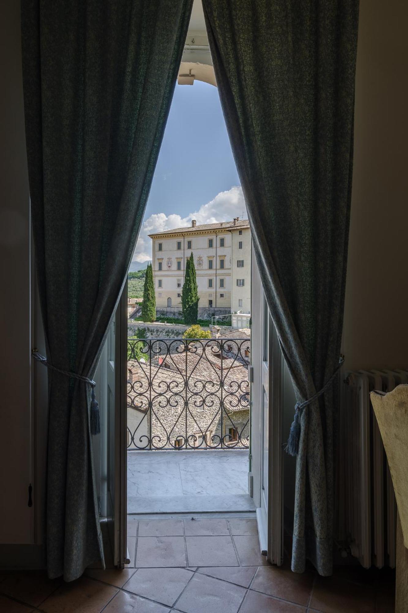 Palazzo Dragoni Hotel Spoleto Exterior photo